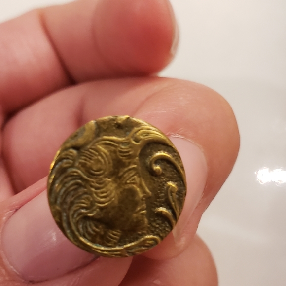 Vintage metal button with women's face and flowing hair - Picture 2 of 5